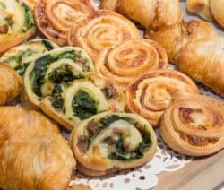Blätterteig Schnecken mit Speck und Spinat