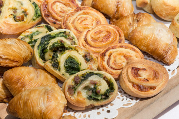 Blätterteig Schnecken mit Speck und Spinat