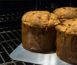 Frisch gepackene Panettone im Ofen