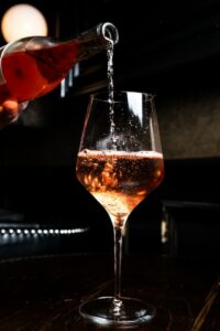 Rose-Wein wird in Glas gegossen 