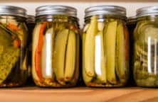 Selbst eingelegte Gurken im Glas:  Scharf-saure Gurken