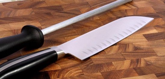 Küchenmesser auf einem Holzbrett