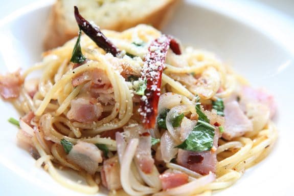 Königliche Spaghetti mit sahnesauce, Schinken und Peperoni