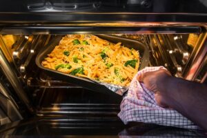 Lebensmittel richtig erhitzen: Auflauf wird aus Ofen geholt 