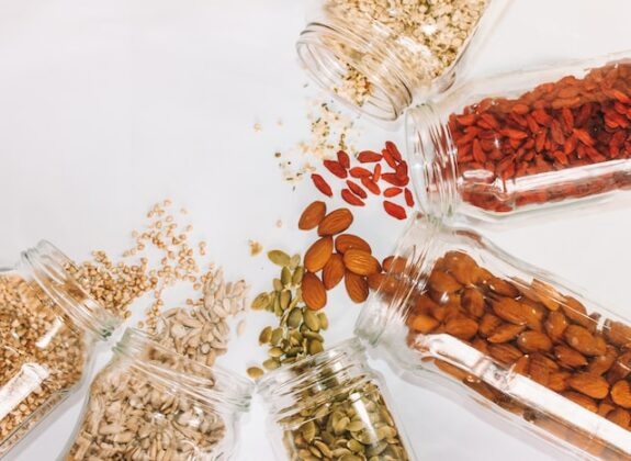 Vorratshaltung: Nüsse und Getreideprodukte in Gläsern