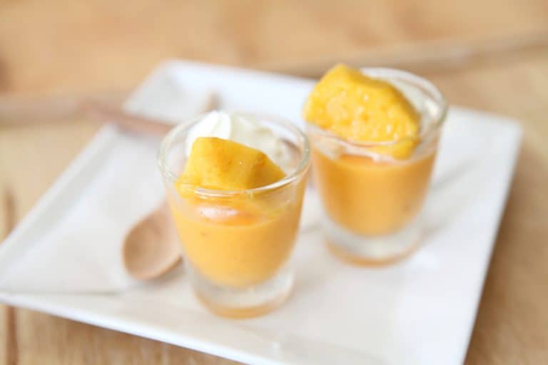 Exotische Mango-Ananas Mousse mit Kokosflocken Rezept