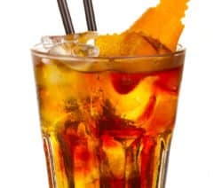 Ein Cocktailglas mit Eis, zwei schwarzen Strohhalmen und einer Orangenschale.