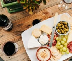 Käseplatte anrichten: leckere Käseplatte mit Rotwein