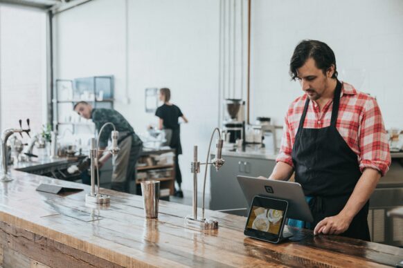 Service Mitarbeiter arbeitet mit dem digitalen Gästebuch.