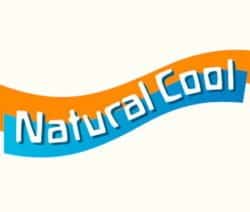 Das Logo zeigt den Schriftzug 'Natural Cool' in blauer Schrift auf einem orangefarbenen, wellenförmigen Hintergrund.