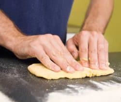 Man macht frische Pasta aus Nudelteig