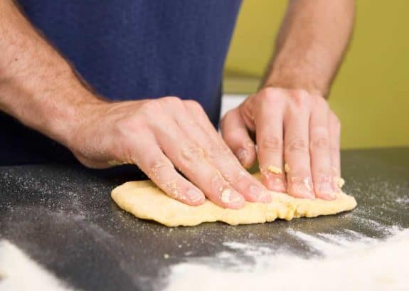 Man macht frische Pasta aus Nudelteig