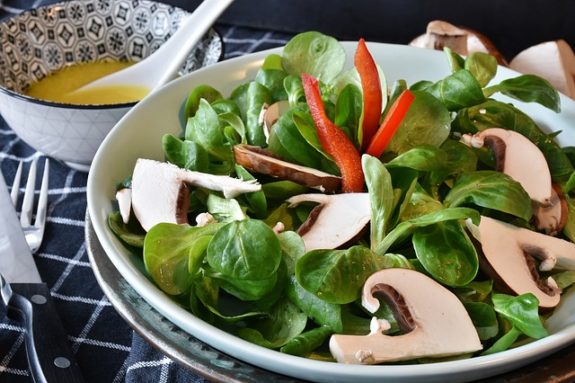 Nüssli-Salat mit Champignons und Pinienkernen