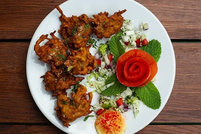 Pakora: Frittiertes Gemüse mit Beilage