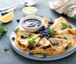 Eierkuchen mit Obst