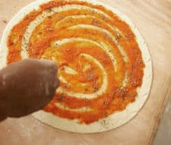 Pizzateig und TOmatensauce