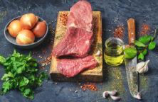 in rotwein pochiertes rinderfilet
