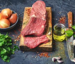 in rotwein pochiertes rinderfilet