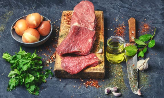 in rotwein pochiertes rinderfilet