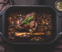 Rehschulter in Rotwein-Preiselbeer-Sauce mit geschmorten Waldpilzen