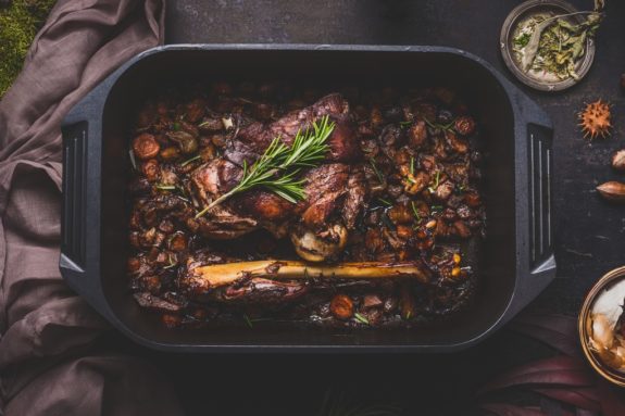Rehschulter in Rotwein-Preiselbeer-Sauce mit geschmorten Waldpilzen