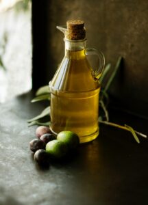 Darum ist Olivenöl gesund: Olivenöl in Karaffe