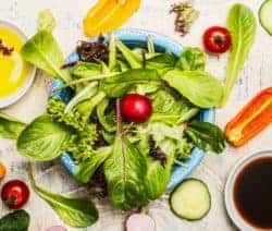 Salat in Schale mit Zutaten
