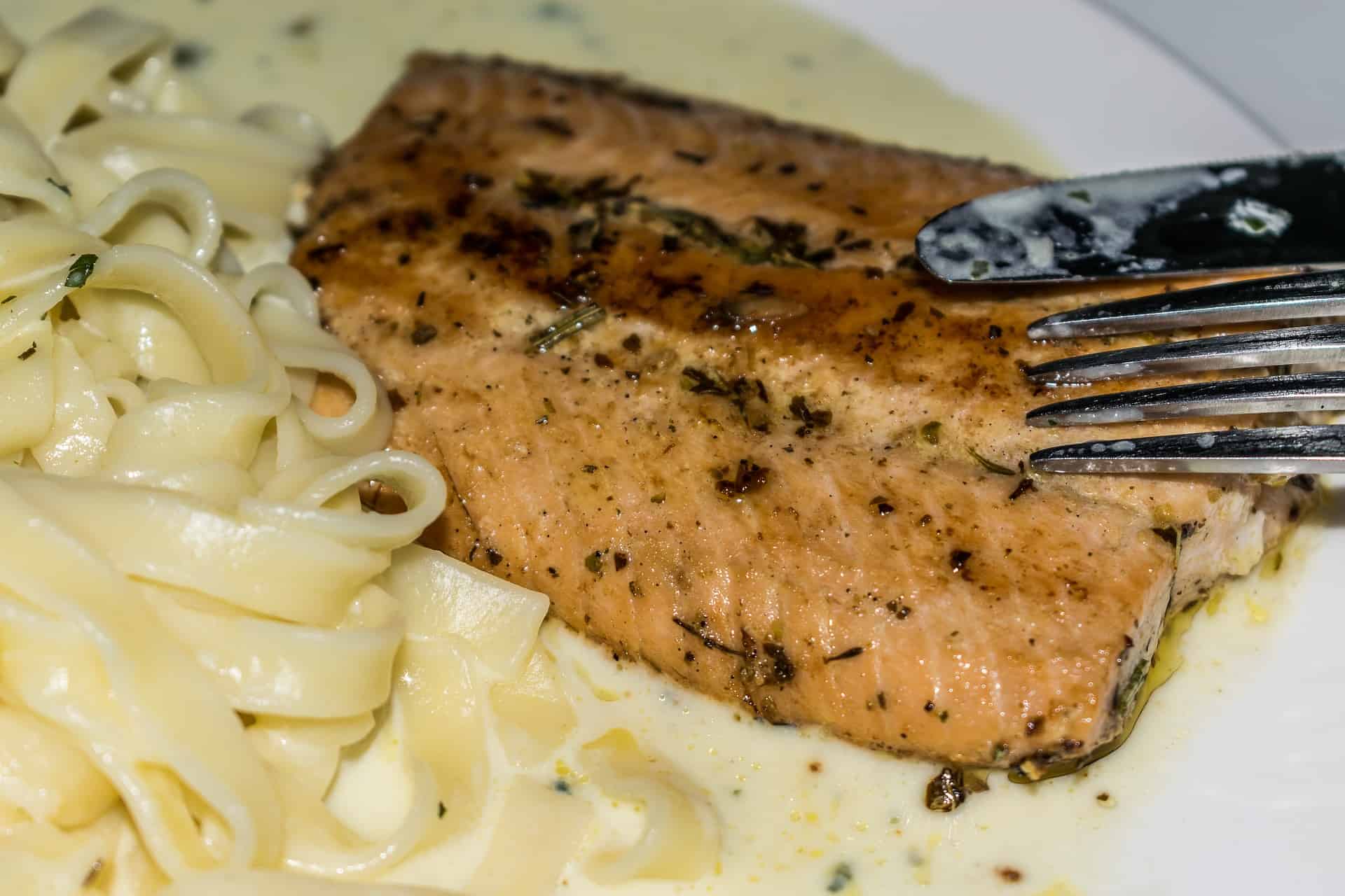 Fischfilet mit pikanter Auflage auf Schmorgurken Rezept