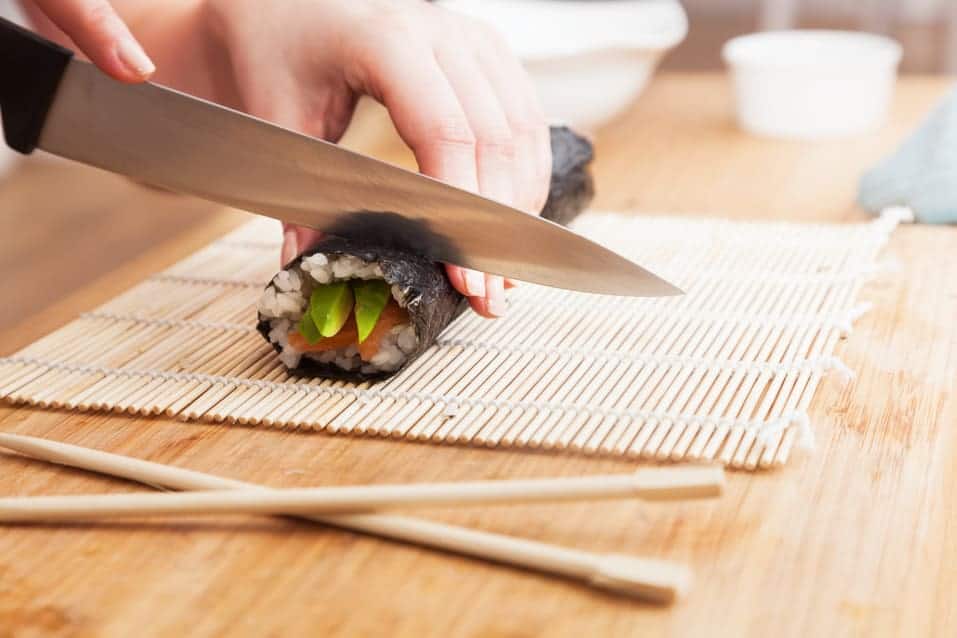 Japanisches Messer bei der Sushi-Herstellung