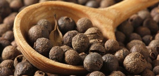 Holzlöffel mit schwarzem Pfeffer