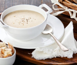 Schwarzwurzelschaumsüppchen mit Kartoffelstroh