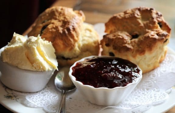 Englischer Nachmittags-Tee-Klassiker Scones, dazu Marmelade und Clotted Cream