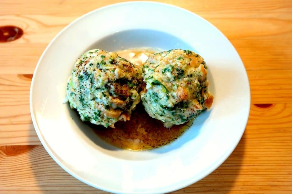 Gefüllte Knödel mit Hack und süß-saurer Zwiebelschmelze