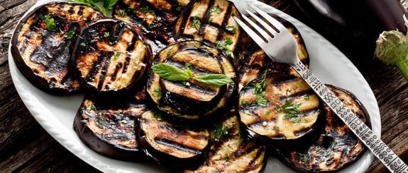 Würzige gegrillte Auberginen- oder Zucchini Taler