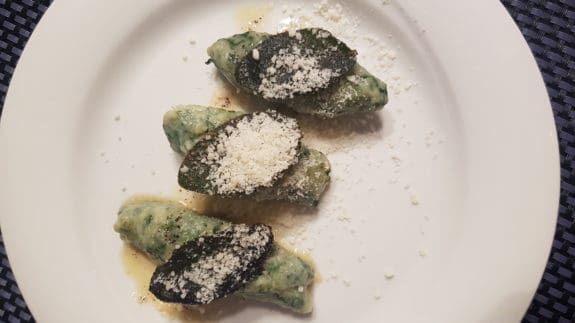 Leckere Spinat-Ricotta Malfatti mit Butter und Salbei