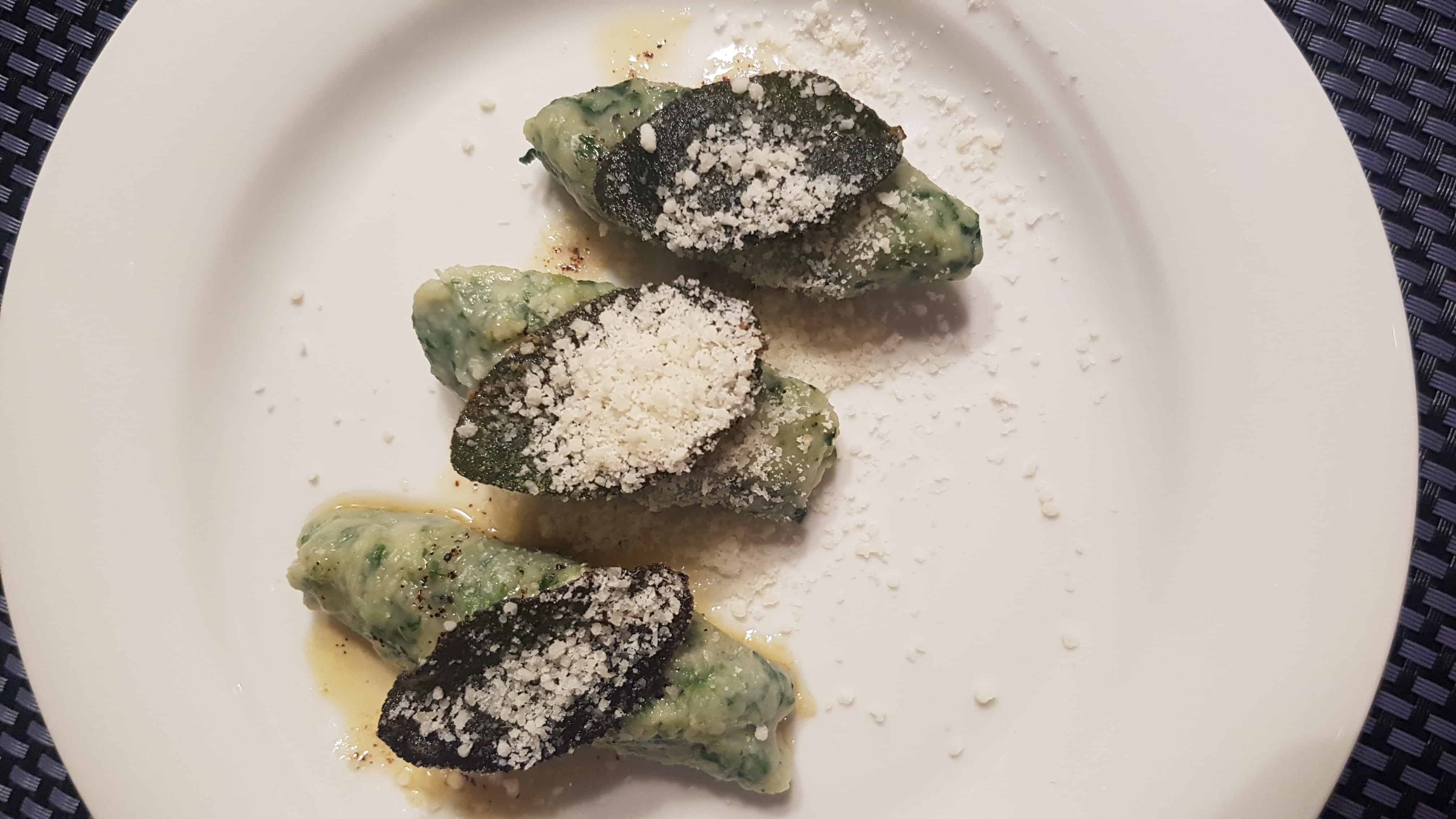 Spinat-Ricotta Malfatti mit Butter und Salbei Rezept • herrlich-italienisch