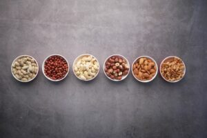 Proteine in Lebensmitteln: Schälchen mit Nüssen