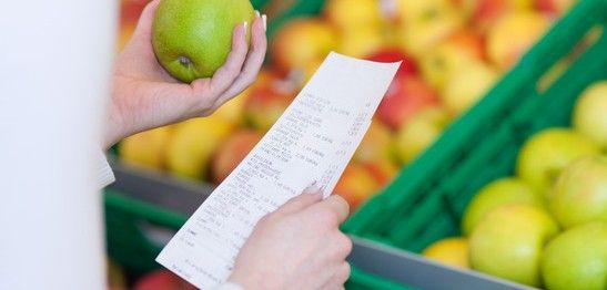 Frau im Supermarkt prüft Obst