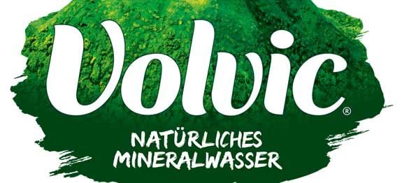 Grünes Volvic-Logo mit Text 'Natürliches Mineralwasser' auf grünem Hintergrund.