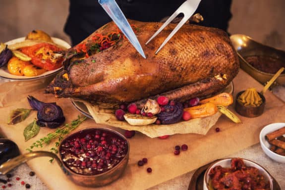 Weihnachtsgans mit Apfelfüllung-Gänse- oder Enten-Sauce