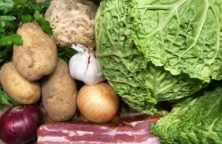 Westfälischer Hackfleisch-Wirsing-Auflauf mit knusprigem Speck