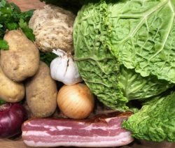 Westfälischer Hackfleisch-Wirsing-Auflauf mit knusprigem Speck