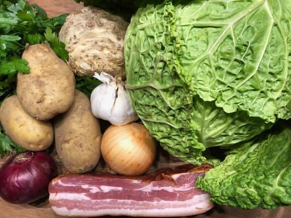Westfälischer Hackfleisch-Wirsing-Auflauf mit knusprigem Speck